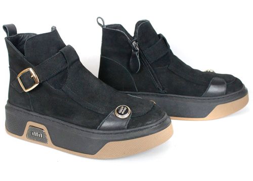 дамски модерни боти Dona Forte от естествен набук в черен цвят с кожена стелка, декоративни елементи и двуцветно ходило