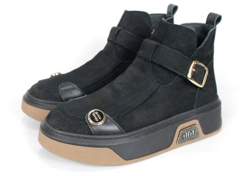 дамски модерни боти Dona Forte от естествен набук в черен цвят с кожена стелка, декоративни елементи и двуцветно ходило