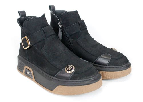 дамски модерни боти Dona Forte от естествен набук в черен цвят с кожена стелка, декоративни елементи и двуцветно ходило