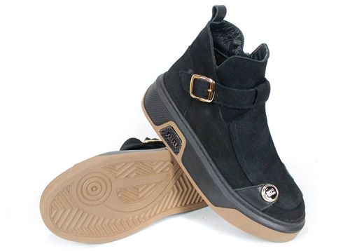 дамски модерни боти Dona Forte от естествен набук в черен цвят с кожена стелка, декоративни елементи и двуцветно ходило