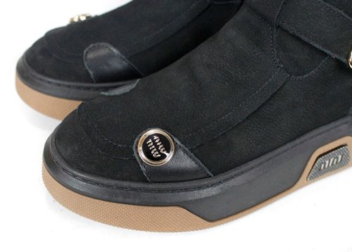 дамски модерни боти Dona Forte от естествен набук в черен цвят с кожена стелка, декоративни елементи и двуцветно ходило