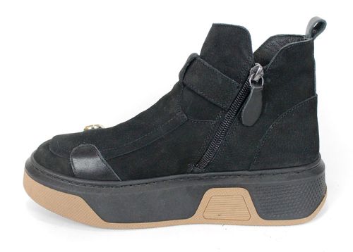 дамски модерни боти Dona Forte от естествен набук в черен цвят с кожена стелка, декоративни елементи и двуцветно ходило