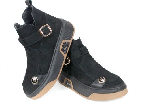 дамски модерни боти Dona Forte от естествен набук в черен цвят с кожена стелка, декоративни елементи и двуцветно ходило