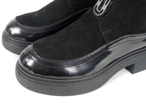 дамски боти Velura Nera от естествен велур и лак в черно с ластик отпред, страничен цип и олекотено ходило