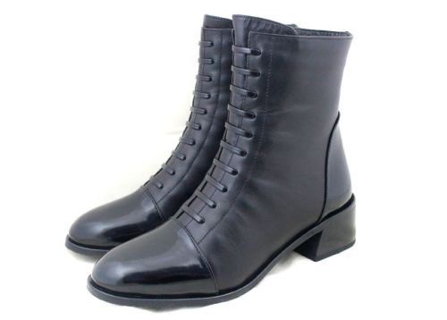 дамски елегантни боти Nera Alta от естествена кожа с черен лак и стабилен ток