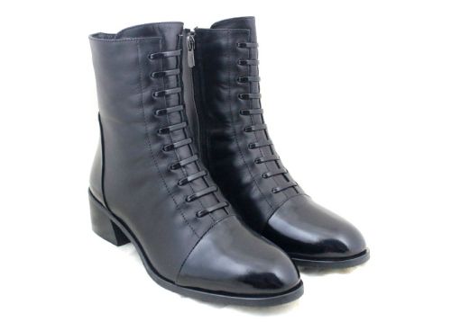 дамски елегантни боти Nera Alta от естествена кожа с черен лак и стабилен ток