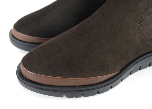 дамски челси боти Lumea от естествен тъмно кафяв велур с еластични ленти и олекотено ниско ходило