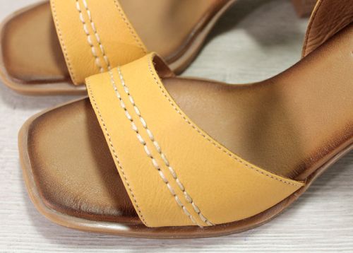 Дамски сандали на ток от естествена кожа в жълто - модел Джамила