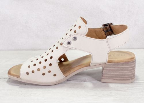 Дамски сандали на нисък ток от естествена кожа в бежово - Модел Карина.