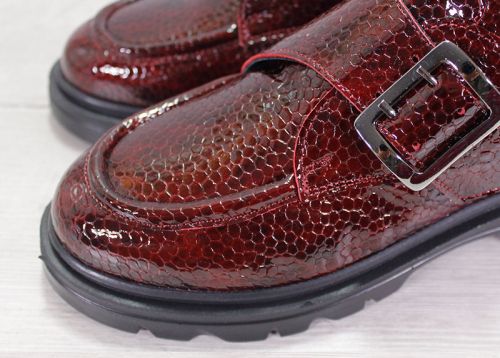 Дамски лоуфъри с кроко ефект от естествен лак в бордо - модел Croco Shine Loafer