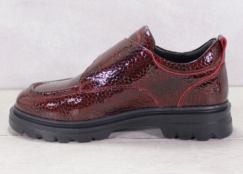 Дамски лоуфъри с кроко ефект от естествен лак в бордо - модел Croco Shine Loafer