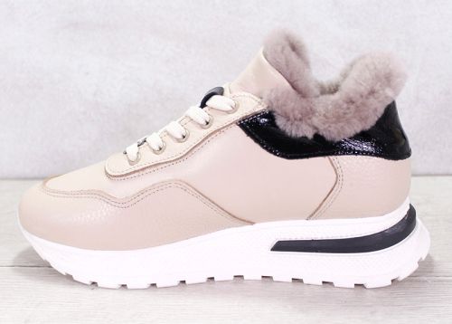 Дамски сникърси с агнешка вълна в бежово - модел Cozy Chic Sneaker