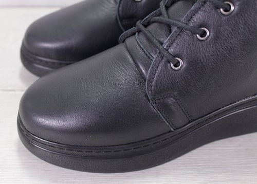 Дамски зимни кларкове от черна кожа с лачен аксесоар - модел Winter Glossy Clarks