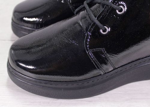 Дамски зимни кларкове от черен лак със сребрист аксесоар - модел Winter Glossy Clarks