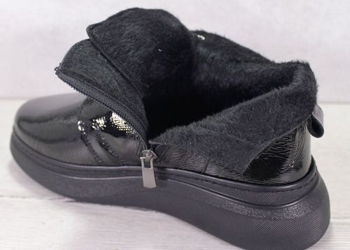 Дамски зимни кларкове от черен лак със сребрист аксесоар - модел Winter Glossy Clarks